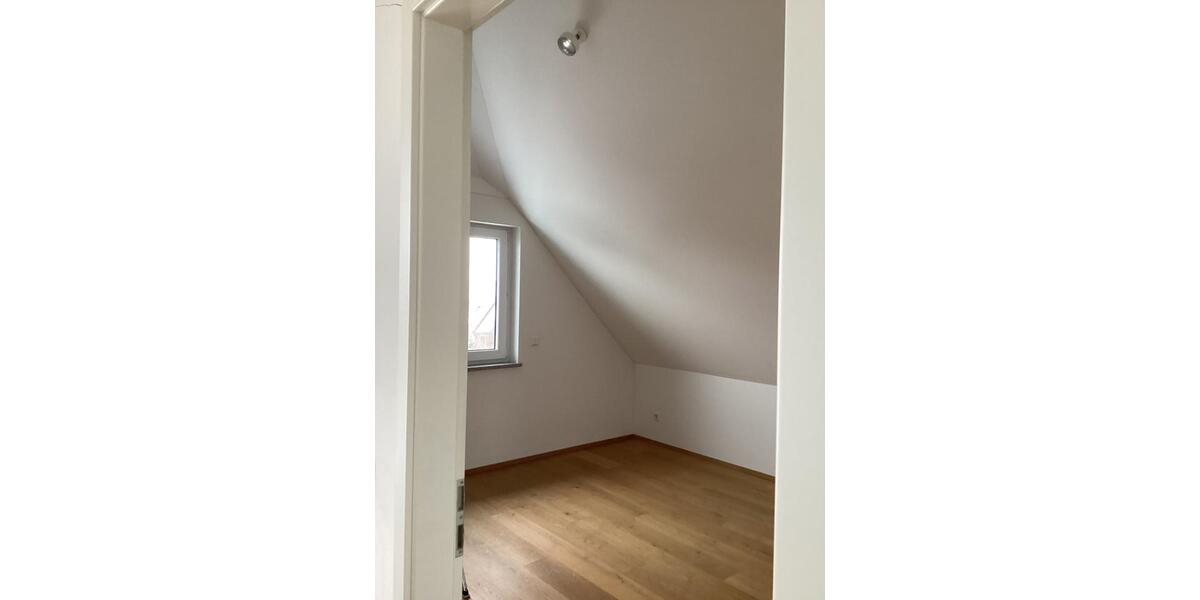 Dachgeschoßwohnung Ingolstadt Münchener Straße - 3.5 Zimmer, 91 m&sup2;, 1.300&euro; | Angebot:25838054