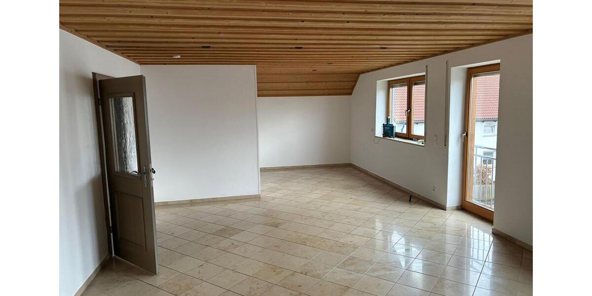 Dachgeschoßwohnung Adelschlag - 4 Zimmer, 118 m&sup2;, 1.400&euro; | Angebot:25173867