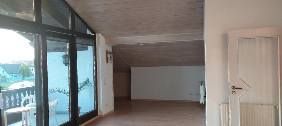 Dachgeschoßwohnung Reichertshofen - 3 Zimmer, 95 m&sup2;, 900&euro; | Angebot:26150610
