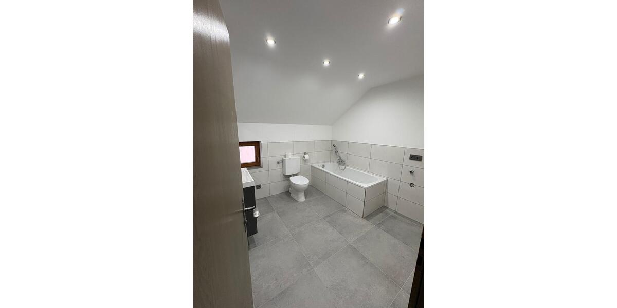 Dachgeschoßwohnung Adelschlag - 4 Zimmer, 118 m&sup2;, 1.400&euro; | Angebot:25173867