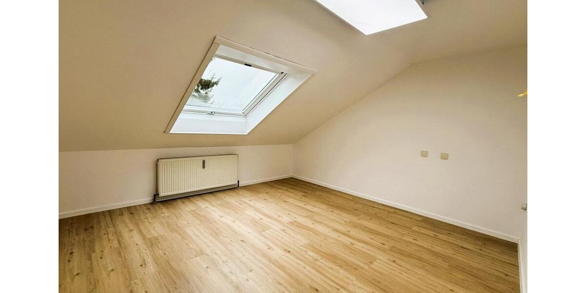 Dachgeschoßwohnung Wettstetten - 4 Zimmer, 180 m&sup2;, 1.350&euro; | Angebot:23847372