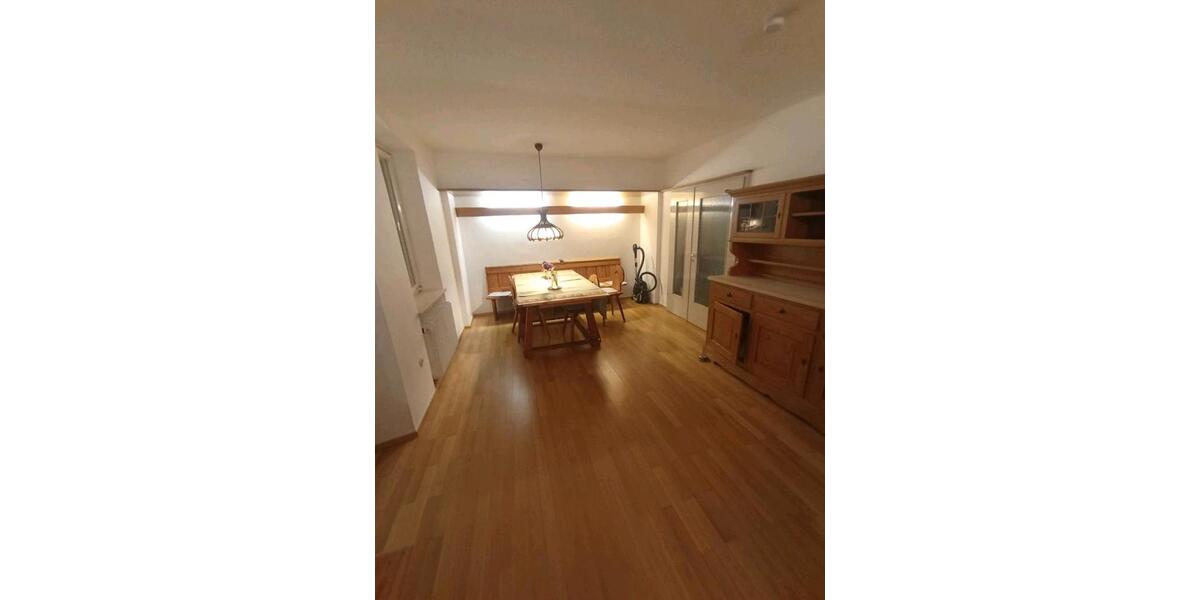 Etagenwohnung Ingolstadt - 7 Zimmer, 208 m&sup2;, 410&euro; | Angebot:25163838