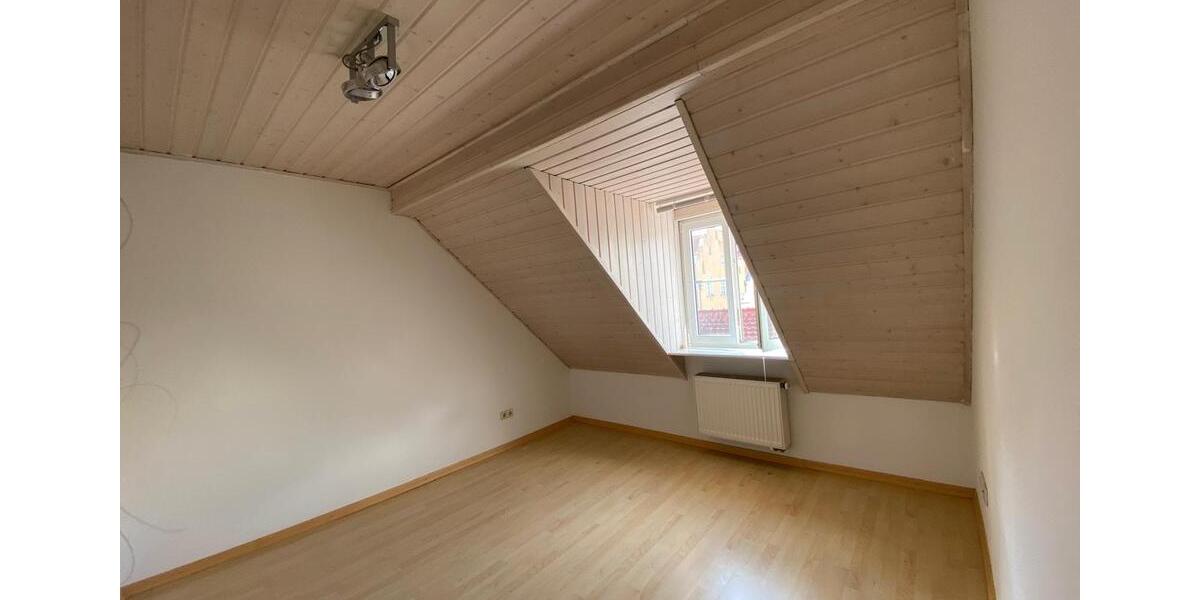 Dachgeschoßwohnung Ingolstadt - 3 Zimmer, 95 m&sup2;, 1.200&euro; | Angebot:26648208