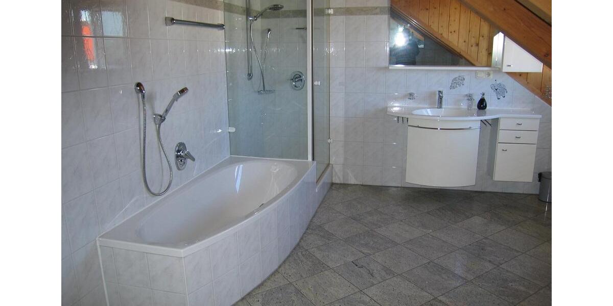 Dachgeschoßwohnung Ingolstadt Nordost - 3 Zimmer, 120 m&sup2;, 1.250&euro; | Angebot:25613997