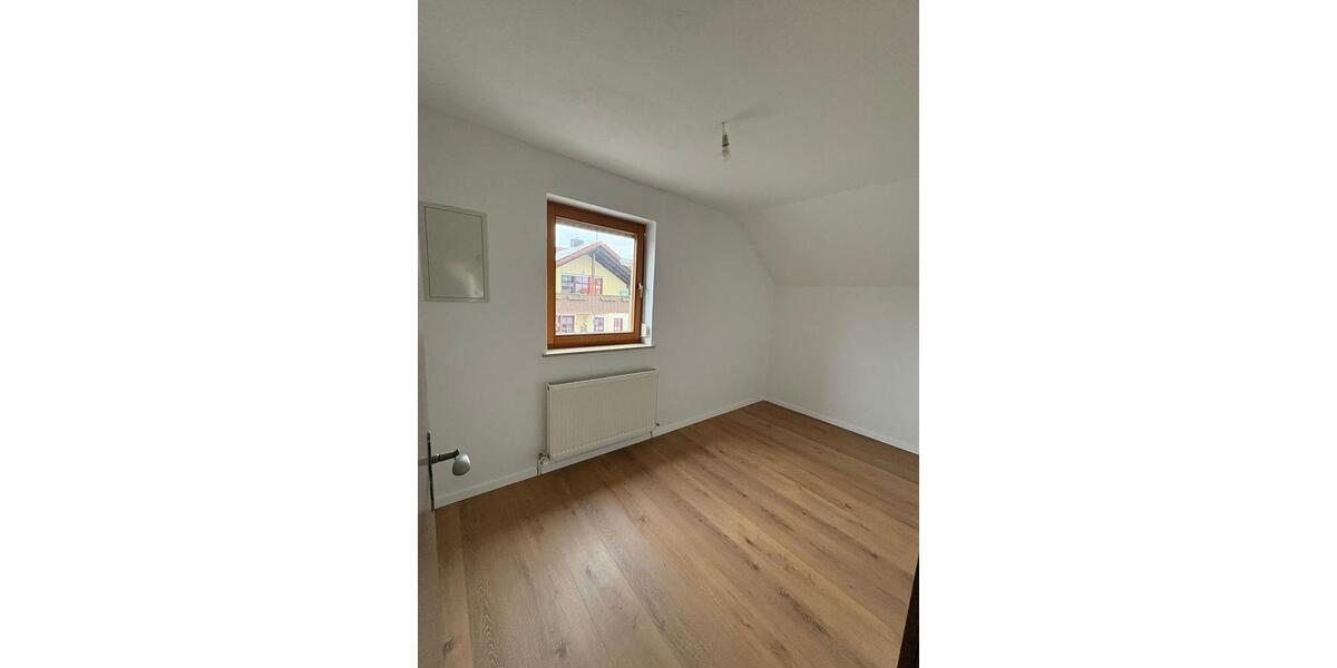 Dachgeschoßwohnung Adelschlag - 4 Zimmer, 118 m&sup2;, 1.400&euro; | Angebot:25173867