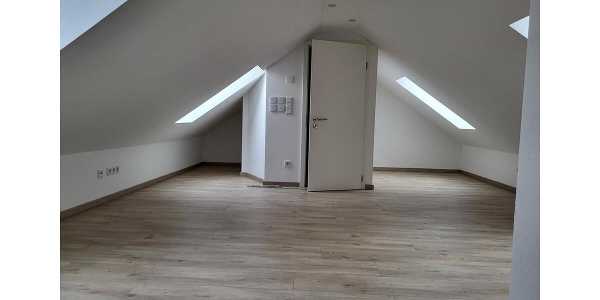 Dachgeschoßwohnung Neuburg an der Donau - 4 Zimmer, 110 m&sup2;, 1.450&euro; | Angebot:25855032