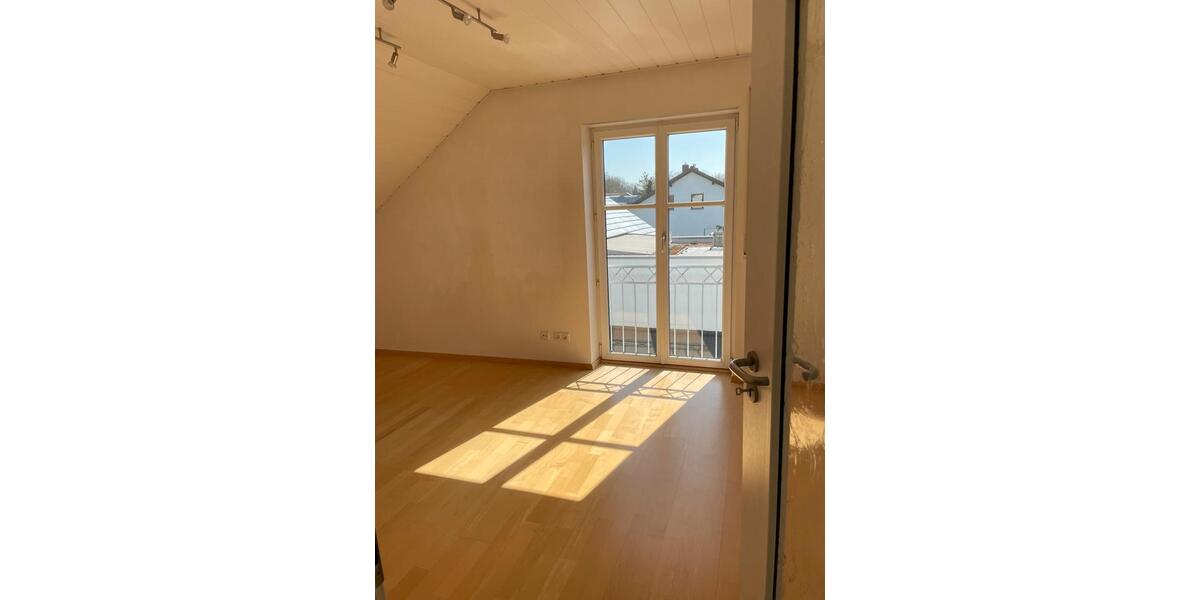 Dachgeschoßwohnung Ingolstadt Münchener Straße - 4 Zimmer, 122 m&sup2;, 1.190&euro; | Angebot:25639233