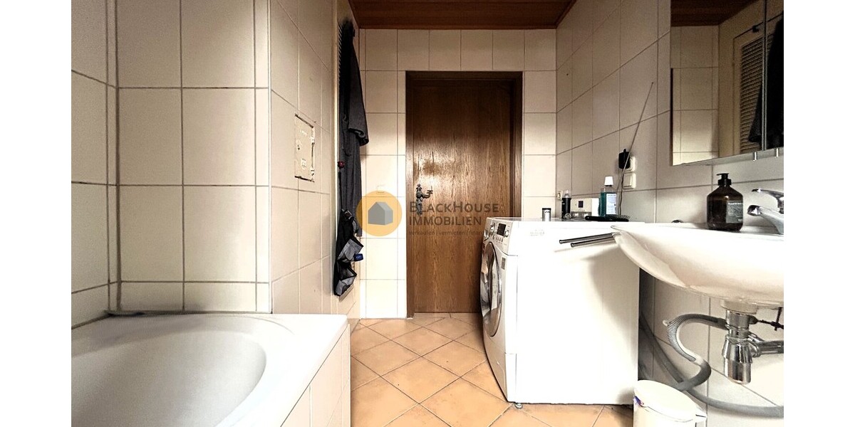 Ein-Zwei-Familienhaus mit Garagen, grosses Grundstück in schöner Ortsrandlage - Zweifamilienhaus Hepberg | Angebot:25234782