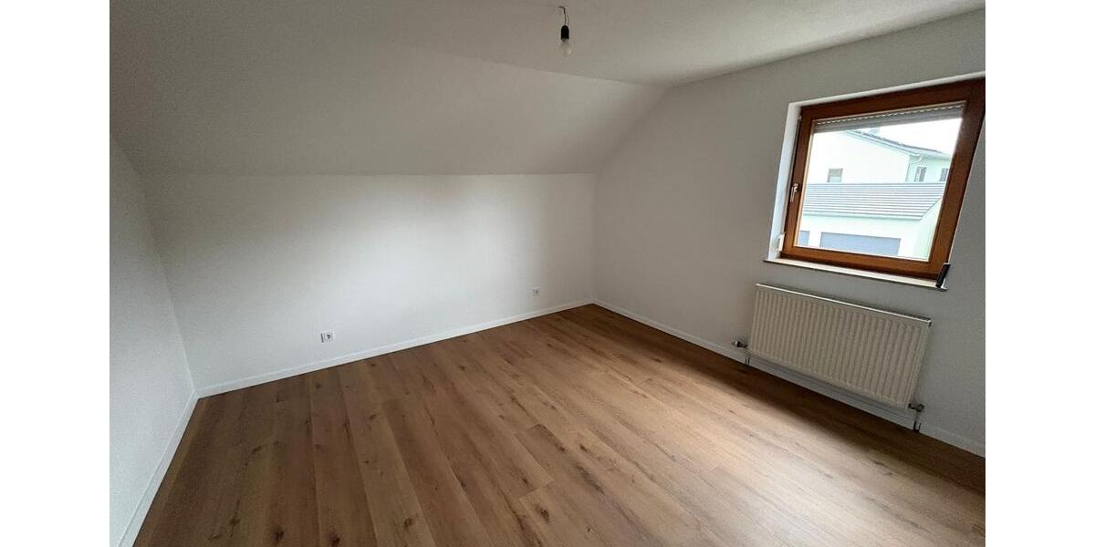 Dachgeschoßwohnung Adelschlag - 4 Zimmer, 118 m&sup2;, 1.400&euro; | Angebot:25173867