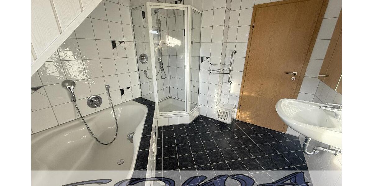 Einzugsbereit! Zentrumsnahes Einfamilienhaus mit guter Raumaufteilung und einer großen Garage im Englischen Garten in Neuburg - Ein Objekt von Ihrem Immobilienpartner SOWA Immobilien und Finanzen - Einfamilienhaus Neuburg an der Donau | Angebot:24192269